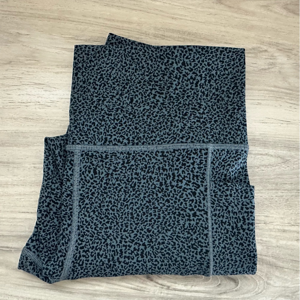 Athleta Salutation Stash 7/8 Textured Tight Blue Leopard Legging size M